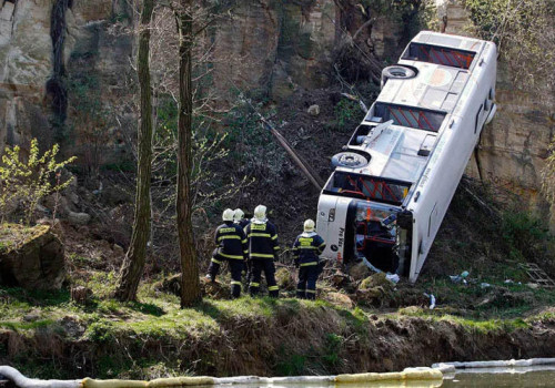 DƏHŞƏTLİ QƏZA: Avtobus aşdı, 20 nəfər öldü