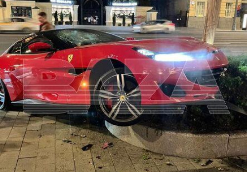 Yarım milyon dollarlıq “Ferrari” səkiyə çırpıldı - FOTO