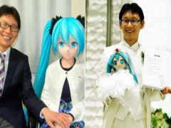 Məmur virtual “anime” kuklası ilə evləndi - FOTOlar