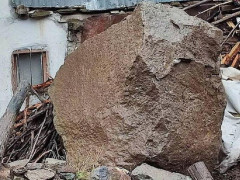 DƏHŞƏT: Qayalar qoparaq yaşayış evlərinin üstünə düşdü - FOTO