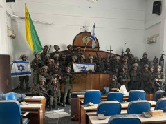 İsrail hərbçilərinin Qəzzada HAMAS-ın parlament binasından fotosu yayılıb